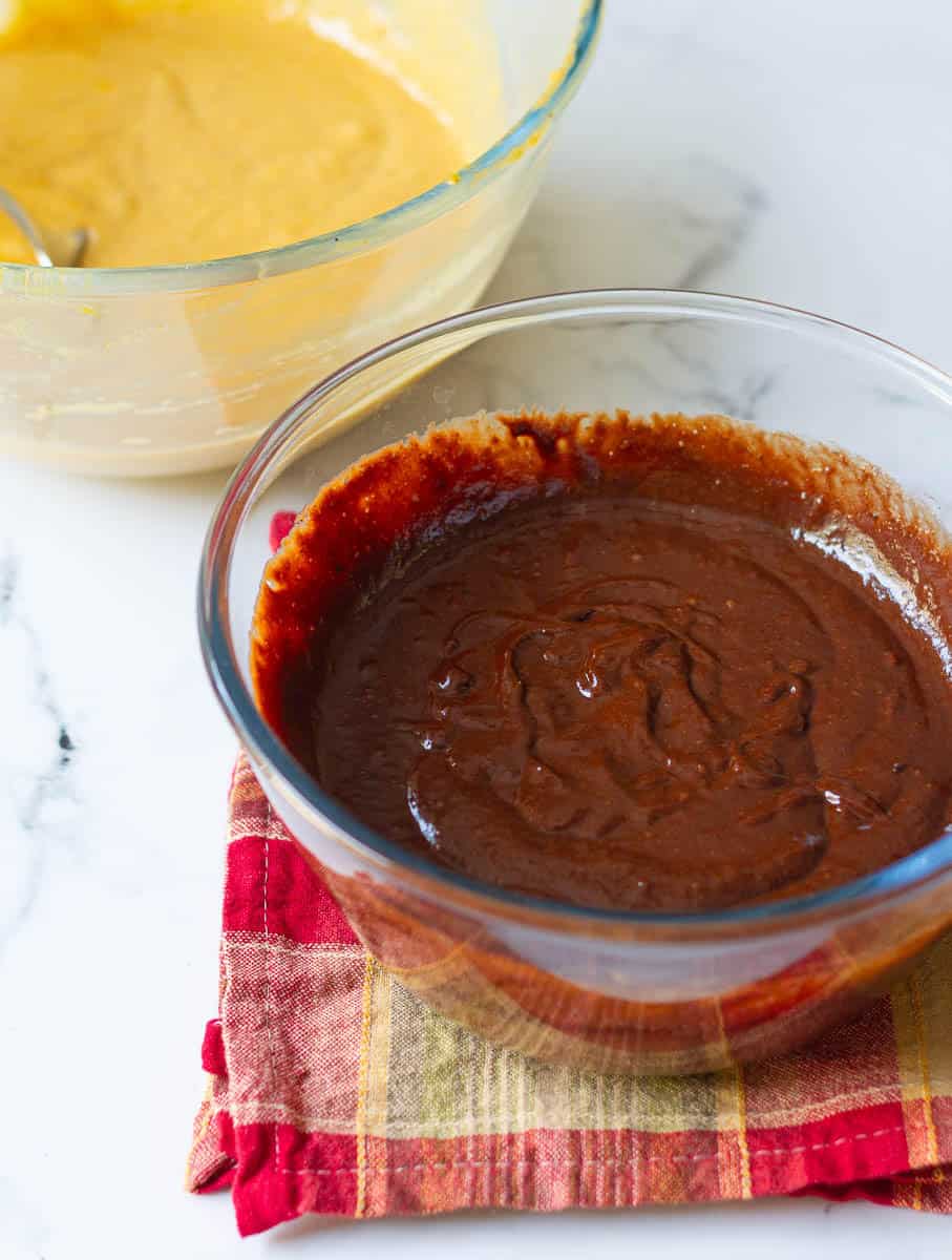 chocolate and pumpkin batters in 2 bowls