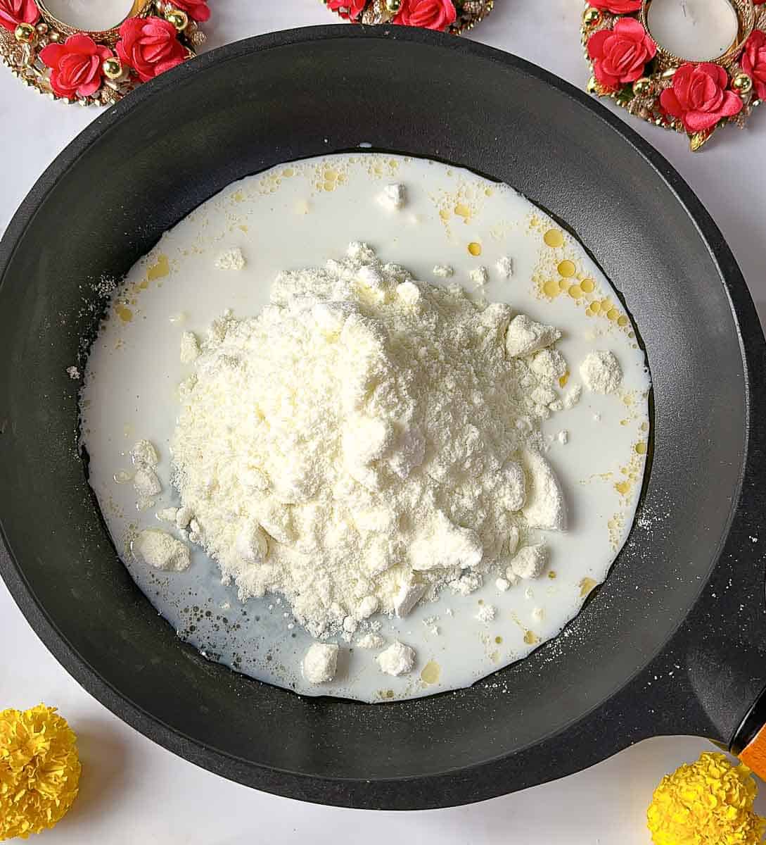 Add milk and milk powder to the pan
