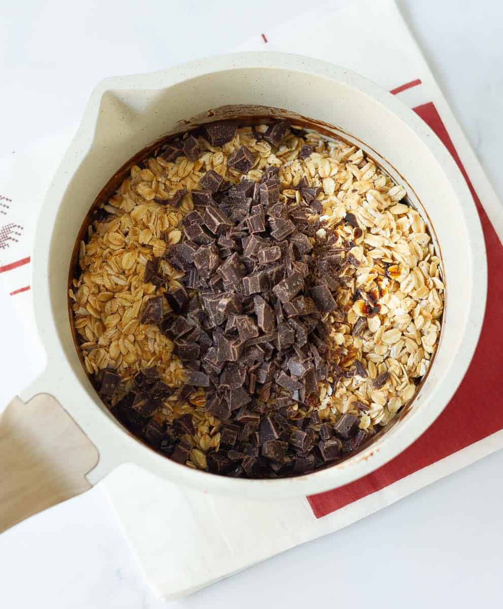 Rolled oats, chopped chocolate, vanilla extract and salt in the saucepan.