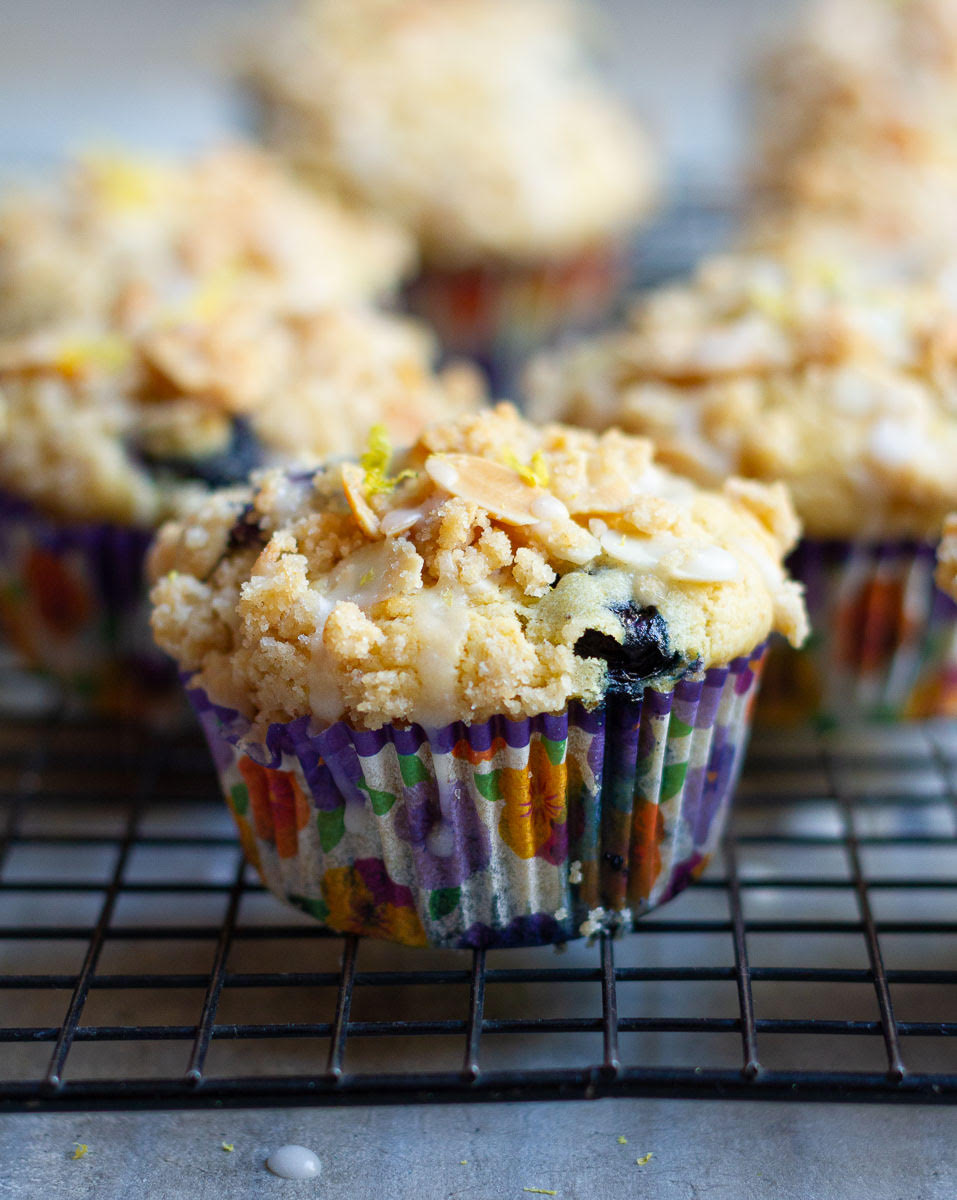 Muffins with streusel on a wire rack.