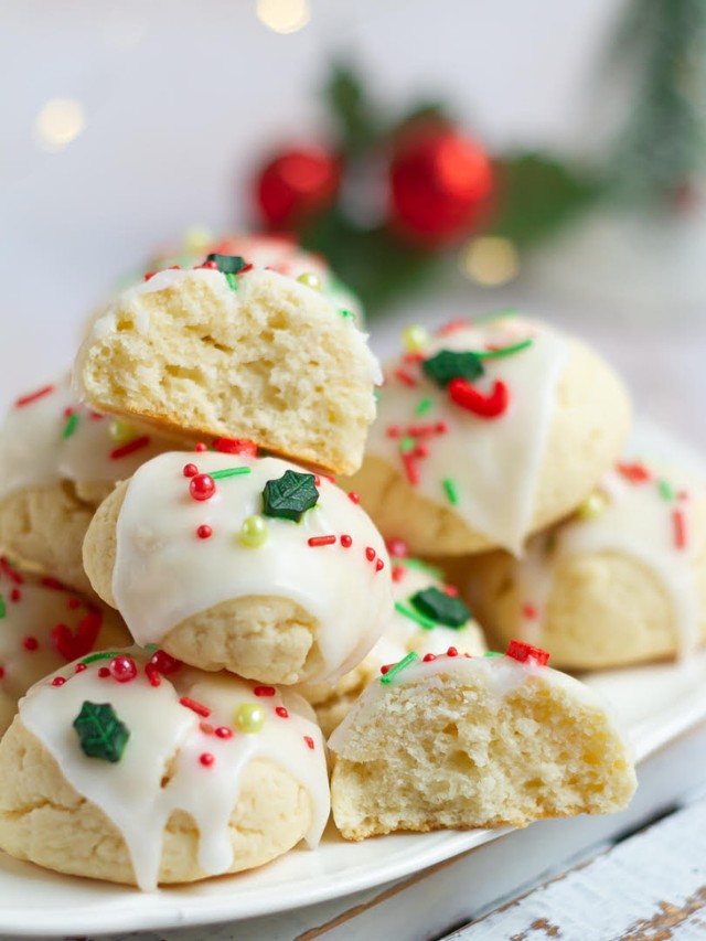 plate of decorated almond ricotta cookies.