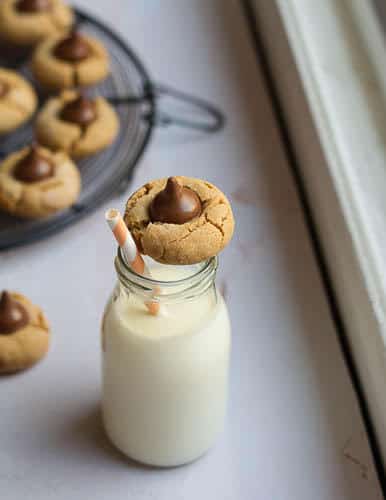 Peanut Butter Blossom Cookies | Easy eggless peanut butter cookies