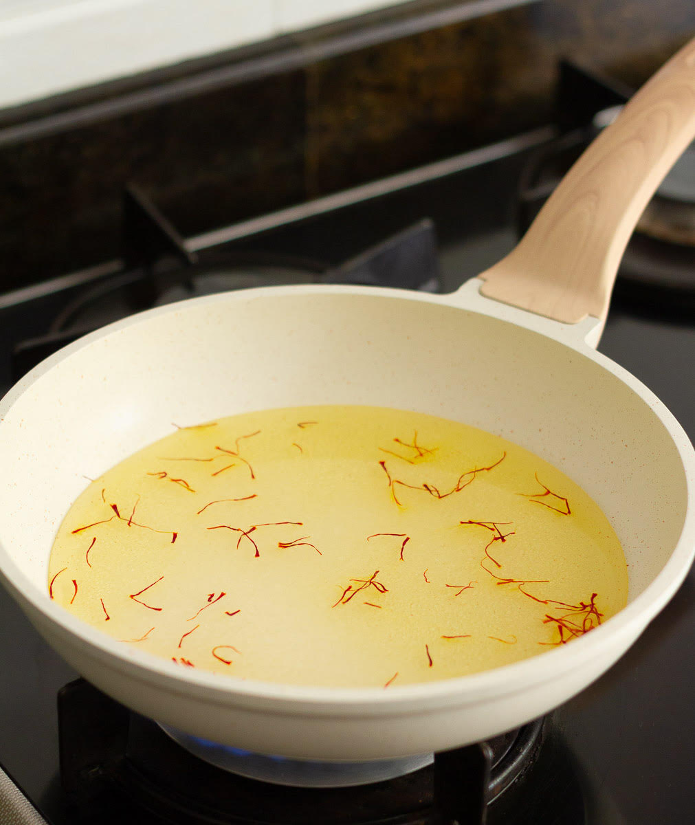 Making sugar syrup with saffron