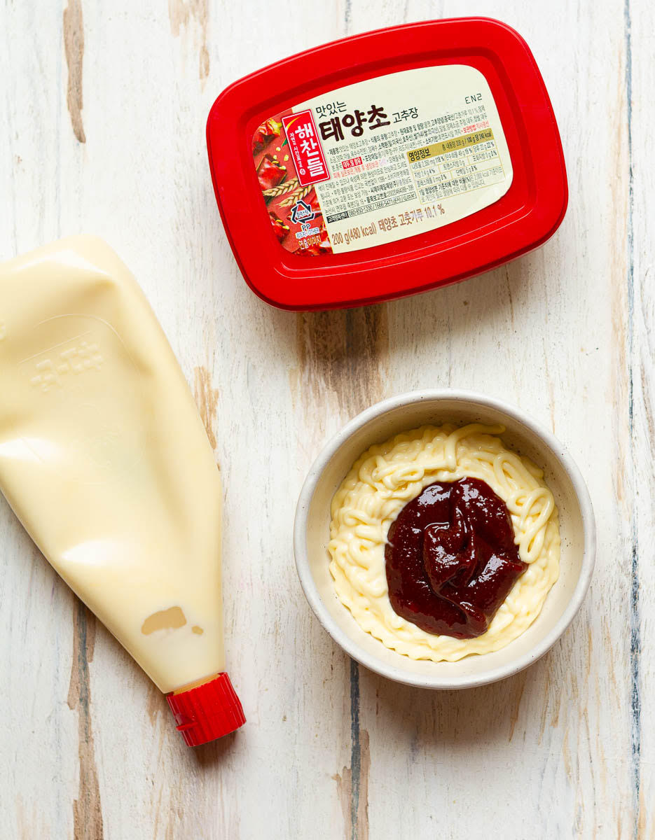 Mix mayo and Gochujang in a small bowl