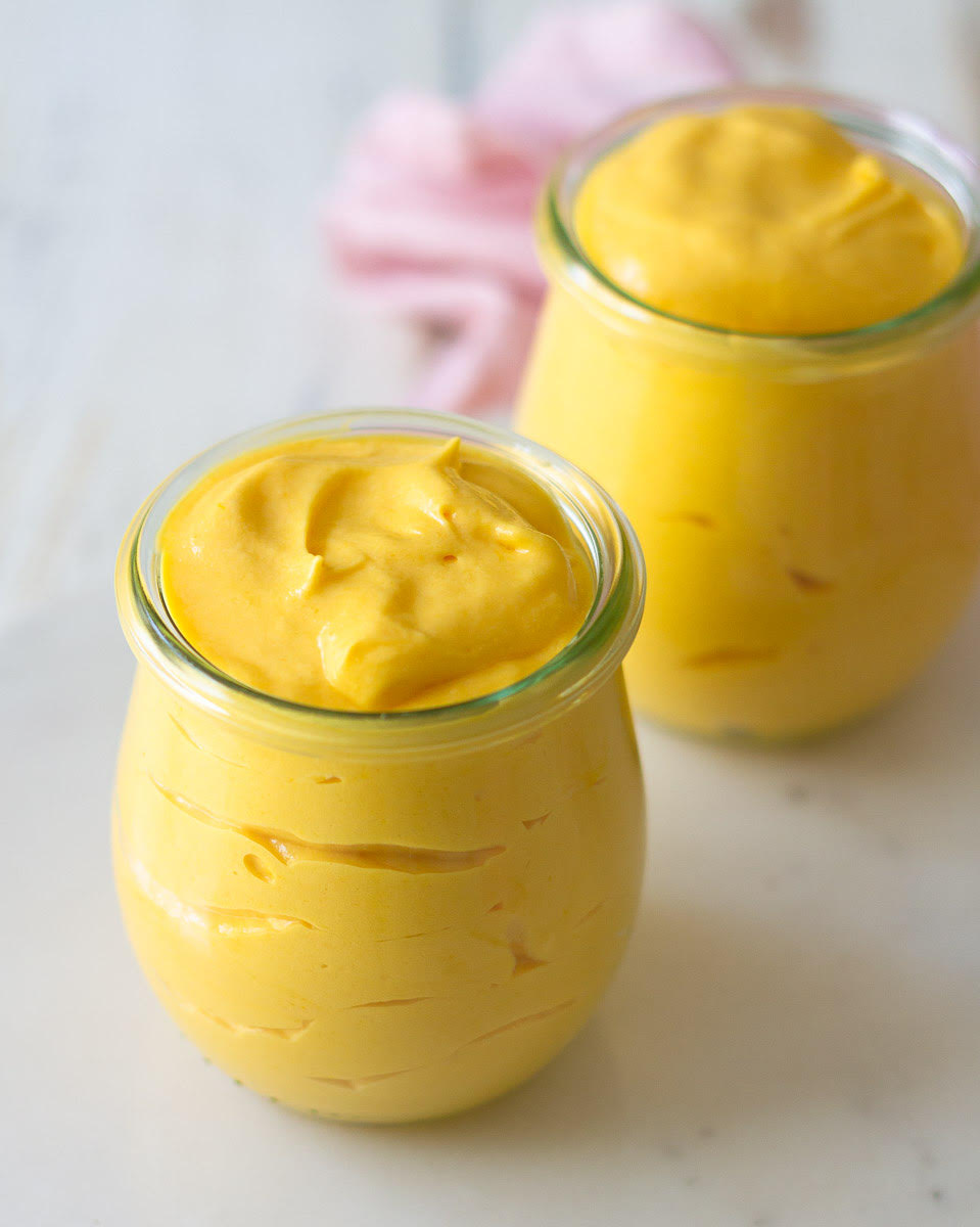 Mango mousse in 2 jars.