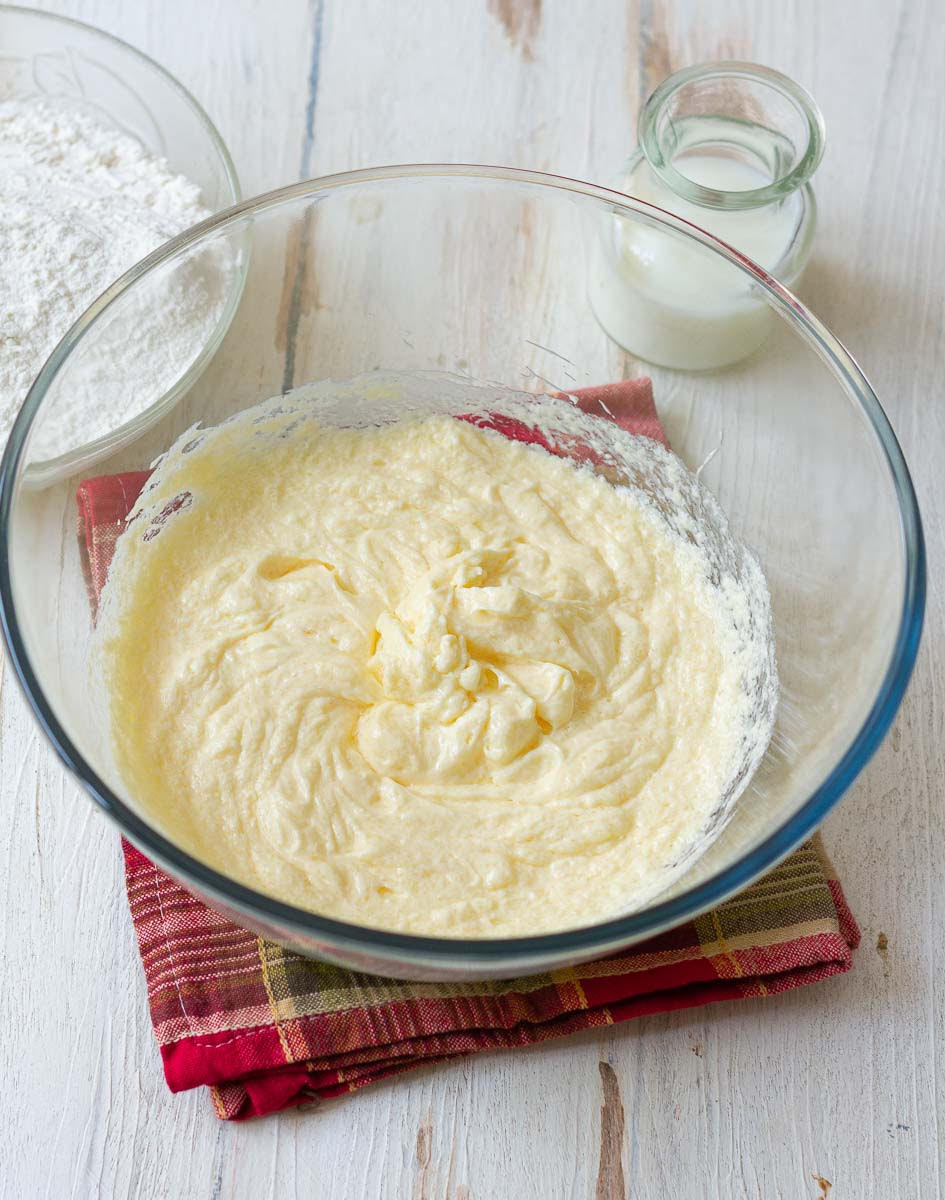 Wet and dry ingredients for the cake batter in 2 bowls.