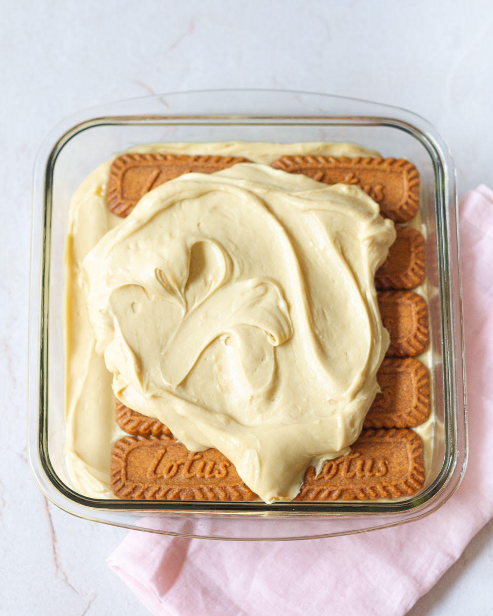 Cover the cookies with biscoff mascarpone cheese filling