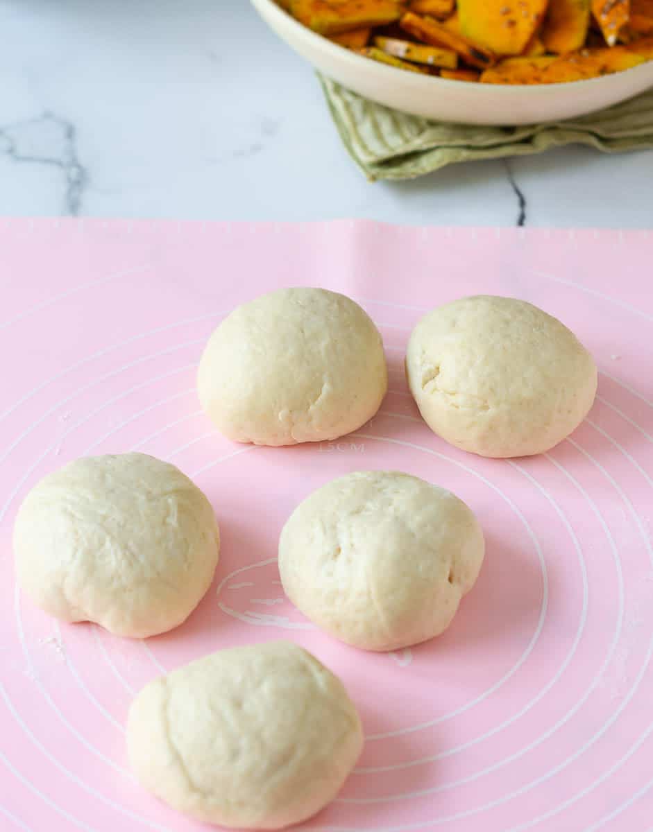 dough divided in 5 equal parts on a silicone mat.