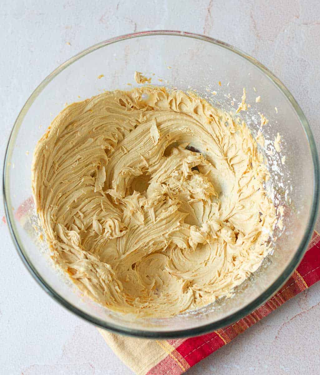 creamed butter and icing sugar in abowl