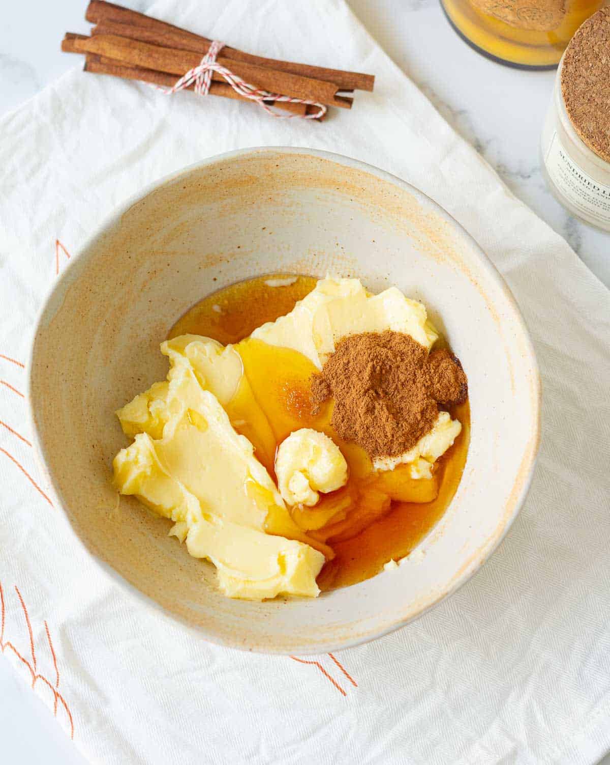 Combine butter, honey, cinnamon, and vanilla extract in a bowl.
